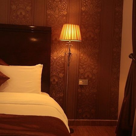 Fryburg Suites Aliayabiagba Екстериор снимка