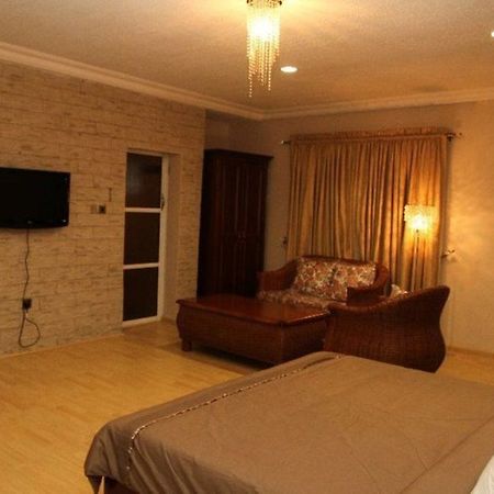 Fryburg Suites Aliayabiagba Екстериор снимка