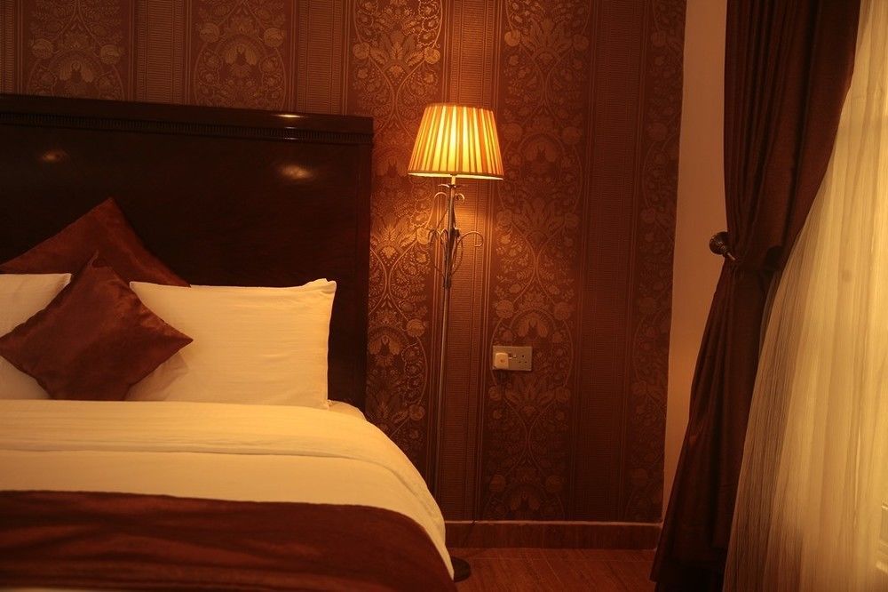 Fryburg Suites Aliayabiagba Екстериор снимка