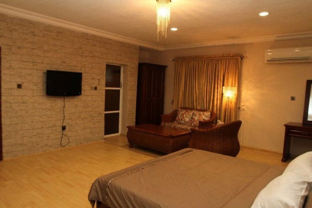 Fryburg Suites Aliayabiagba Екстериор снимка