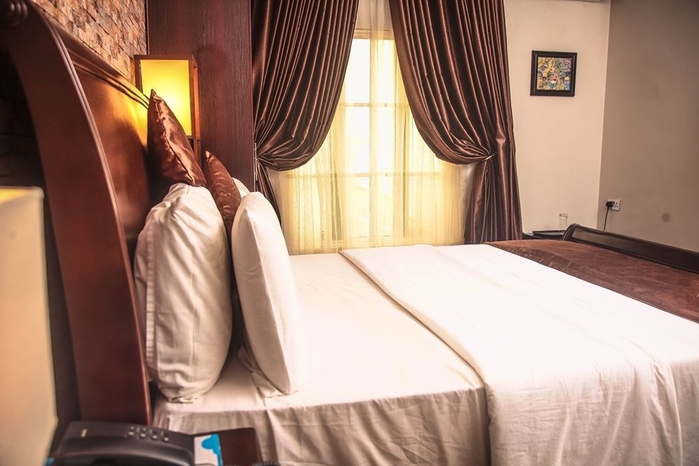 Fryburg Suites Aliayabiagba Екстериор снимка