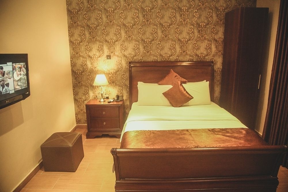 Fryburg Suites Aliayabiagba Екстериор снимка