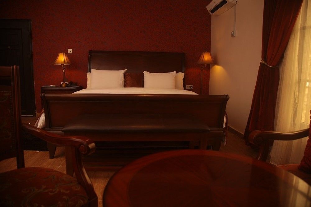 Fryburg Suites Aliayabiagba Екстериор снимка