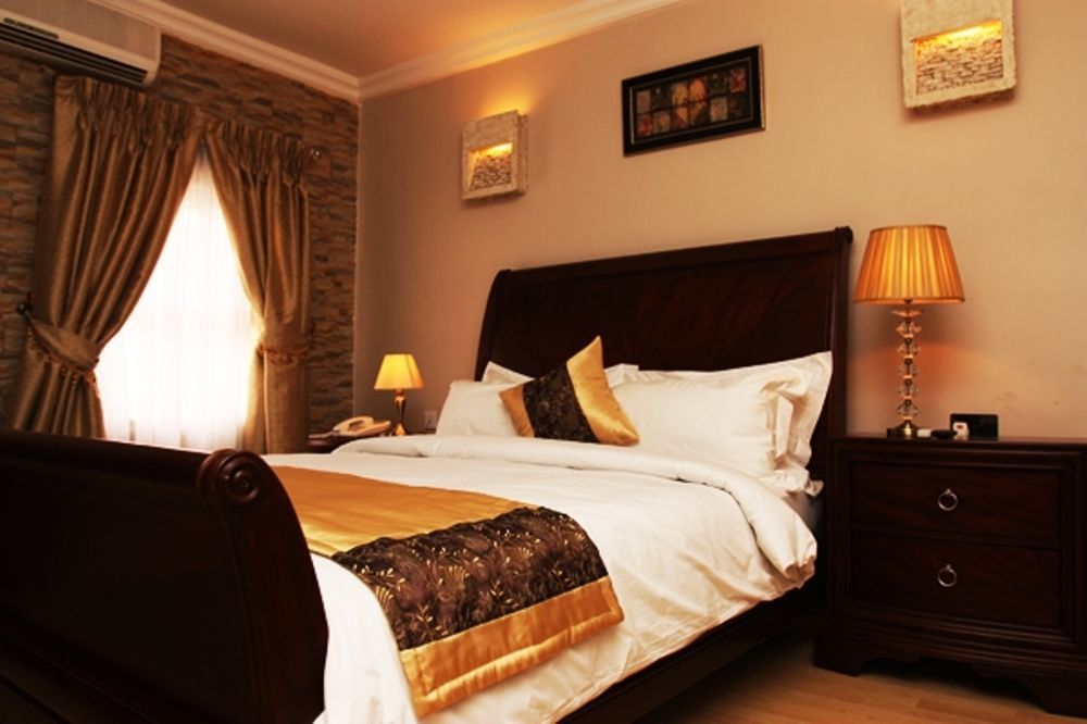 Fryburg Suites Aliayabiagba Екстериор снимка