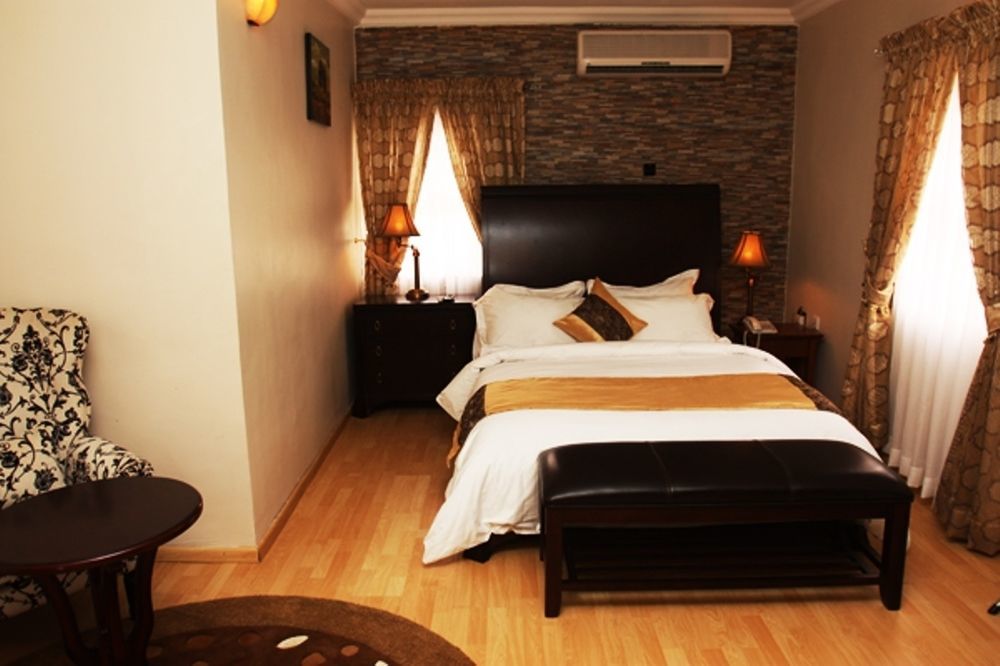 Fryburg Suites Aliayabiagba Екстериор снимка