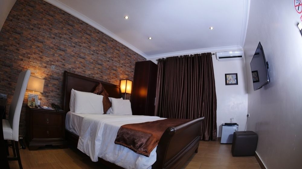 Fryburg Suites Aliayabiagba Екстериор снимка