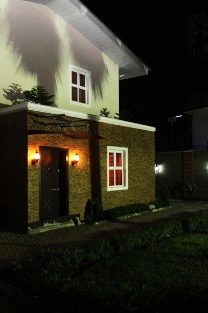 Fryburg Suites Aliayabiagba Екстериор снимка