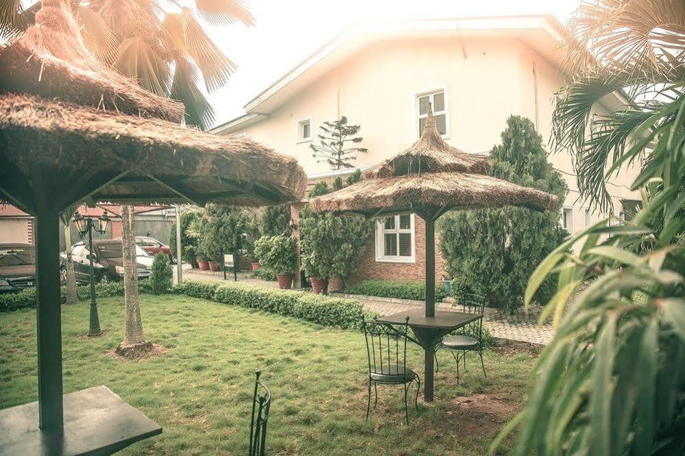 Fryburg Suites Aliayabiagba Екстериор снимка