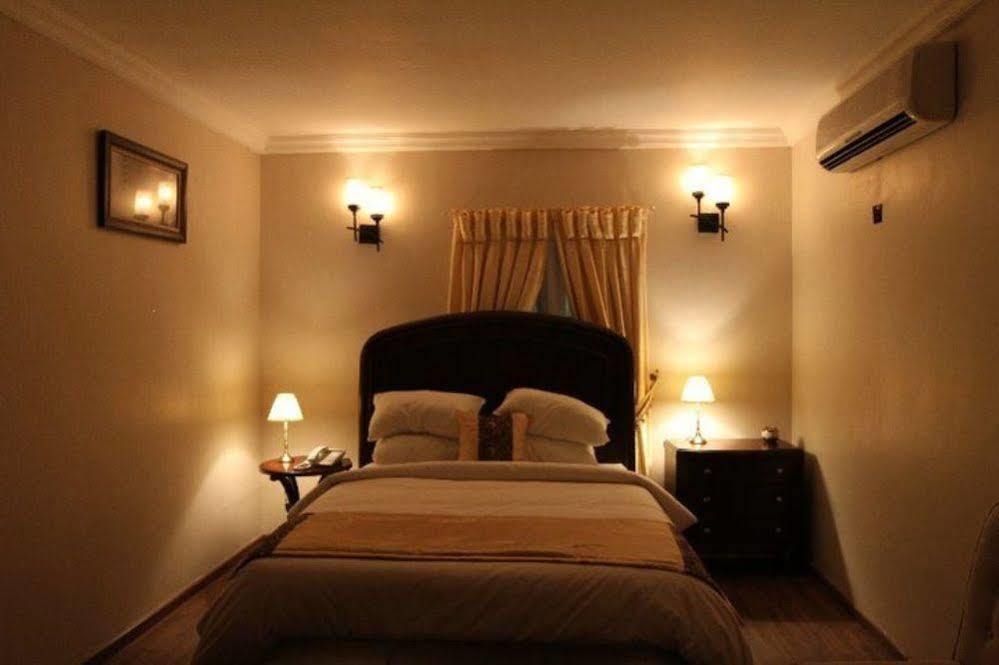 Fryburg Suites Aliayabiagba Екстериор снимка