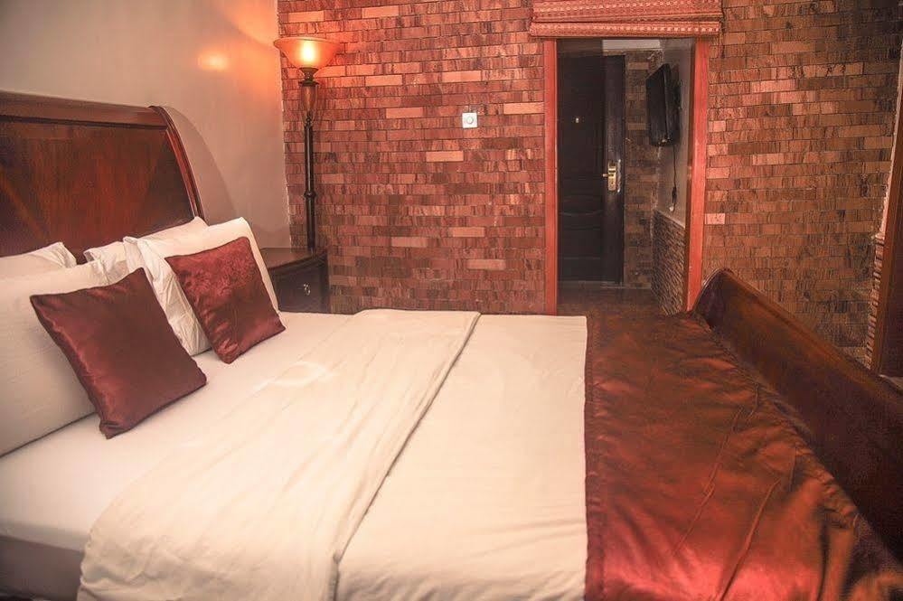 Fryburg Suites Aliayabiagba Екстериор снимка