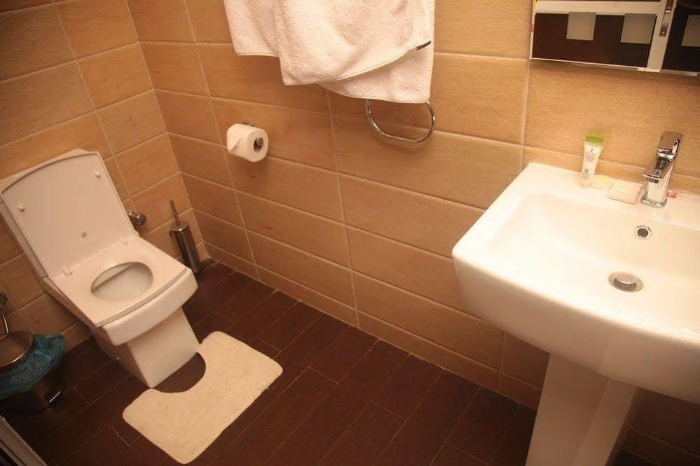 Fryburg Suites Aliayabiagba Екстериор снимка