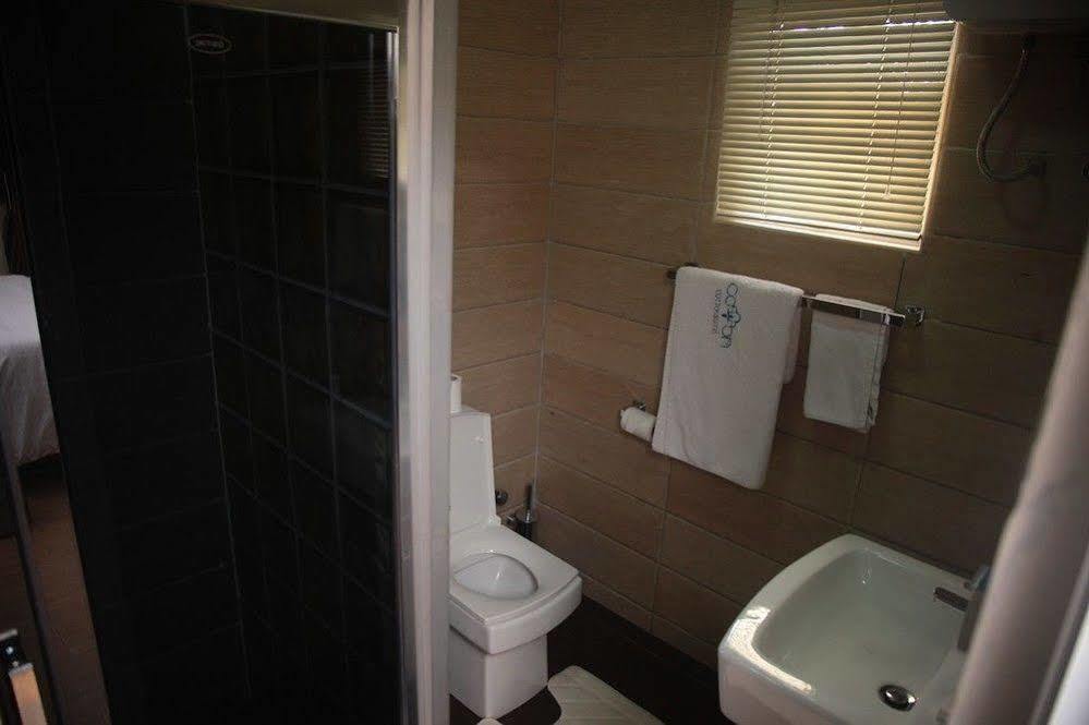Fryburg Suites Aliayabiagba Екстериор снимка