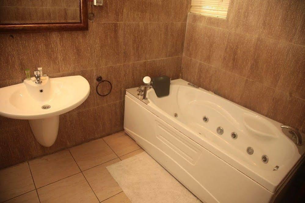Fryburg Suites Aliayabiagba Екстериор снимка