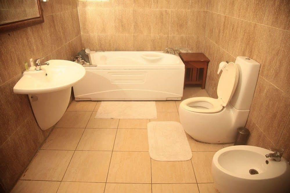 Fryburg Suites Aliayabiagba Екстериор снимка